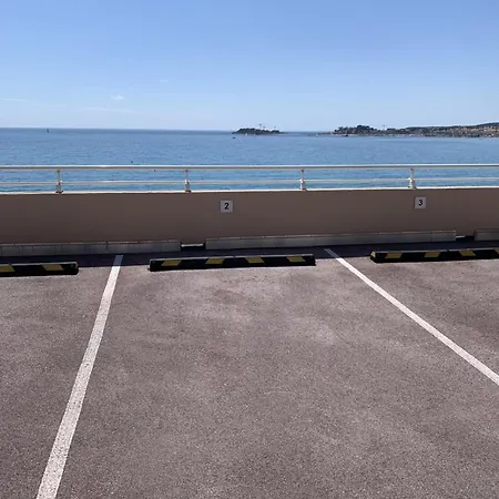 Les Pieds Dans L'eau * Sanary-sur-Mer